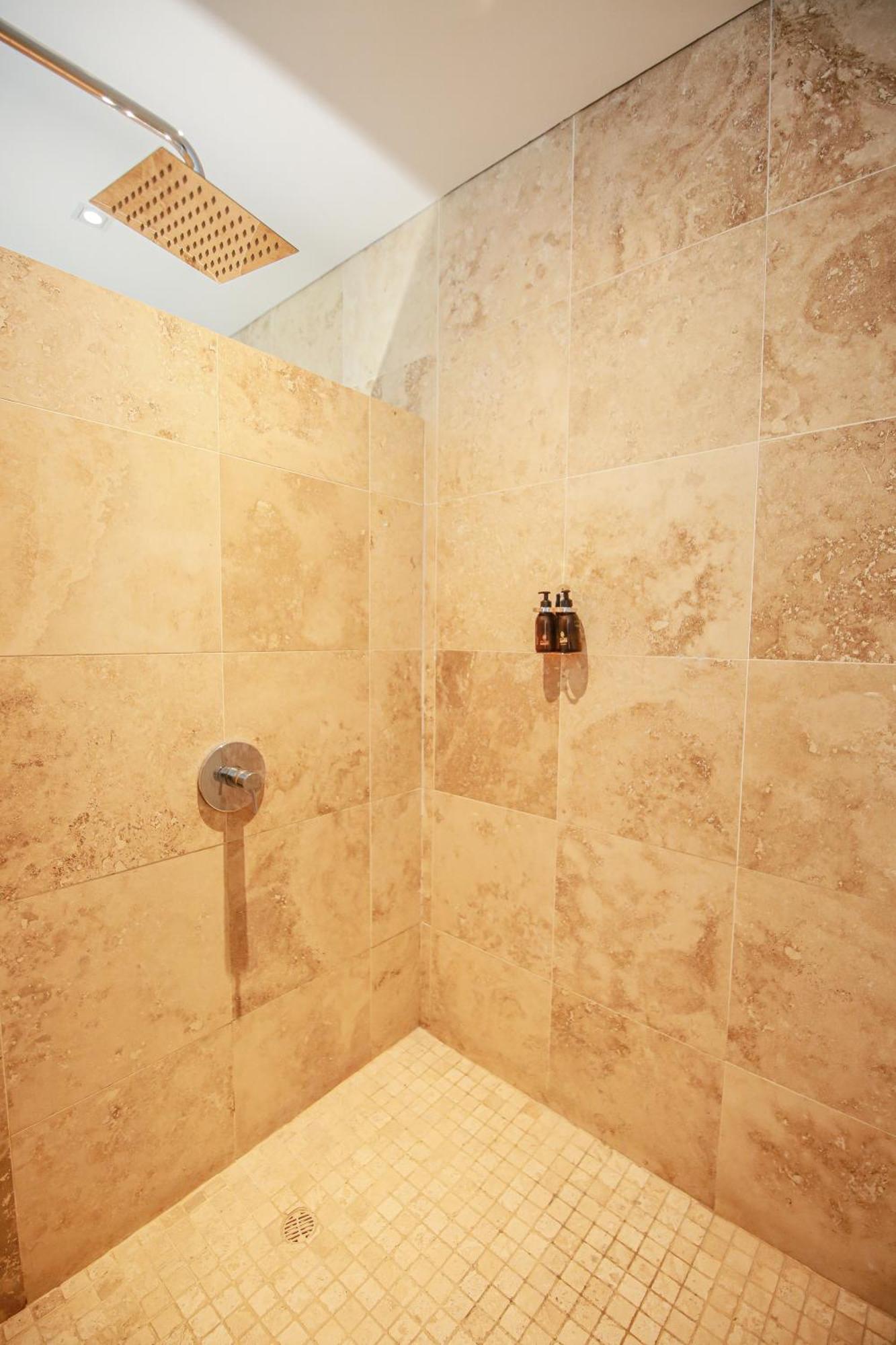 Suite 9 The Village Уиндхоек Екстериор снимка